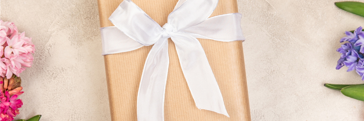 Valentinstag - Geschenk und Hyazinthen