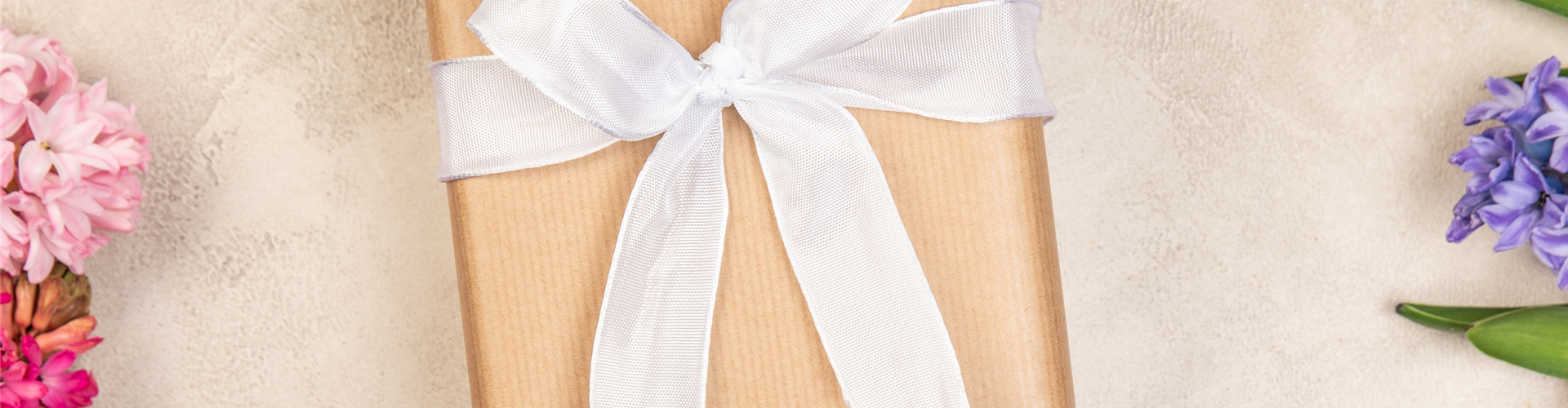 Valentinstag - Geschenk und Hyazinthen